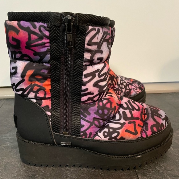 UGG Ridge Graffiti Boots- Size 6 - Picture 5 of 9